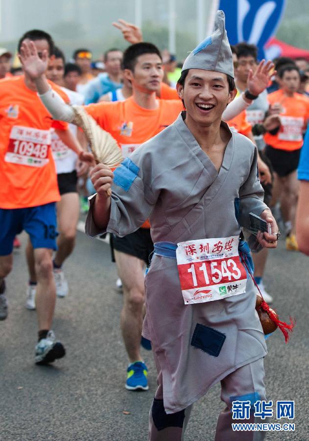 12月8日,一名選手身著“濟公”服裝參加比賽。 12月8日,一名選手身著“濟公”服裝參加比賽。