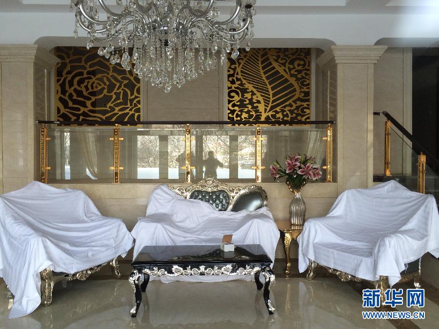 鏡泊湖畔麗日山莊里的豪華沙發(2013年12月9日攝)。新華社記者程子龍攝 鏡泊湖畔麗日山莊里的豪華沙發(2013年12月9日攝)。新華社記者程子龍攝