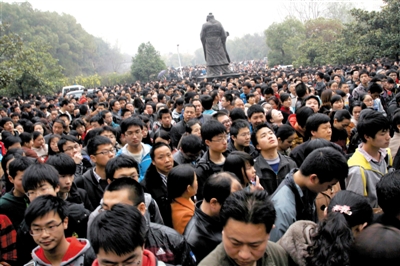 去年3月16日，武漢華中科技大學，“北約”、“華約”、“卓越”聯盟自主招生選拔考試湖北考點，考生等待進場。 圖/CFP