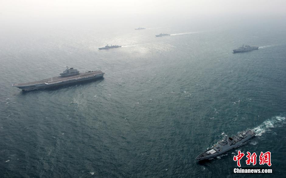 圖為遼寧艦與水面艦艇進(jìn)行協(xié)同訓(xùn)練。中新社發(fā) 胡鍇冰 攝 圖為遼寧艦與水面艦艇進(jìn)行協(xié)同訓(xùn)練。中新社發(fā) 胡鍇冰 攝