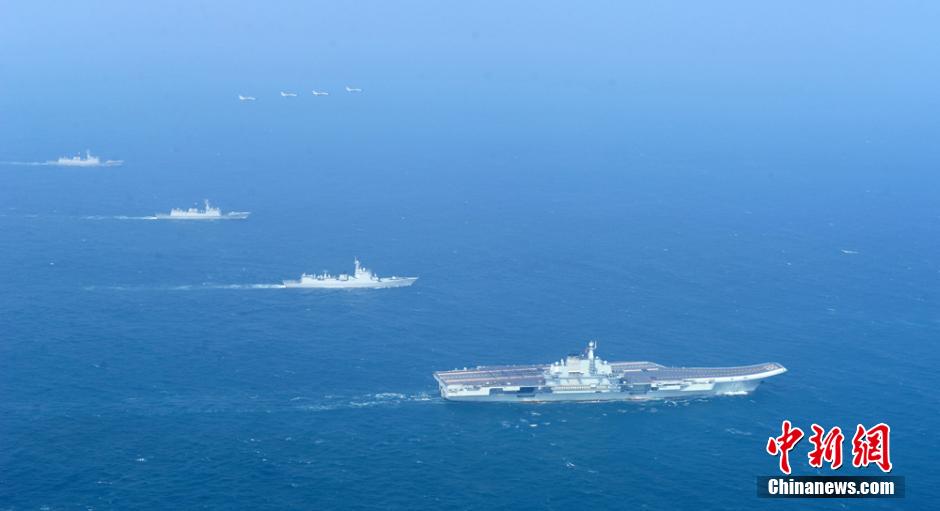 圖為遼寧艦與水面艦艇、飛機(jī)進(jìn)行協(xié)同訓(xùn)練。中新社發(fā) 胡鍇冰 攝 圖為遼寧艦與水面艦艇、飛機(jī)進(jìn)行協(xié)同訓(xùn)練。中新社發(fā) 胡鍇冰 攝