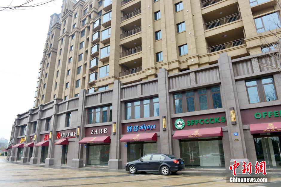 “知名大牌”集結無錫某樓盤商業街 細看全是“李鬼” “知名大牌”集結無錫某樓盤商業街 細看全是“李鬼”