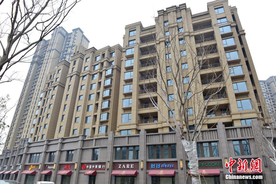 “知名大牌”集結無錫某樓盤商業街 細看全是“李鬼” “知名大牌”集結無錫某樓盤商業街 細看全是“李鬼”