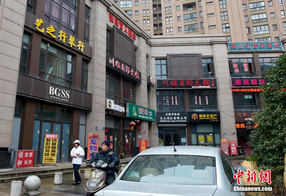 “知名大牌”集結無錫某樓盤商業街 細看全是“李鬼” “知名大牌”集結無錫某樓盤商業街 細看全是“李鬼”