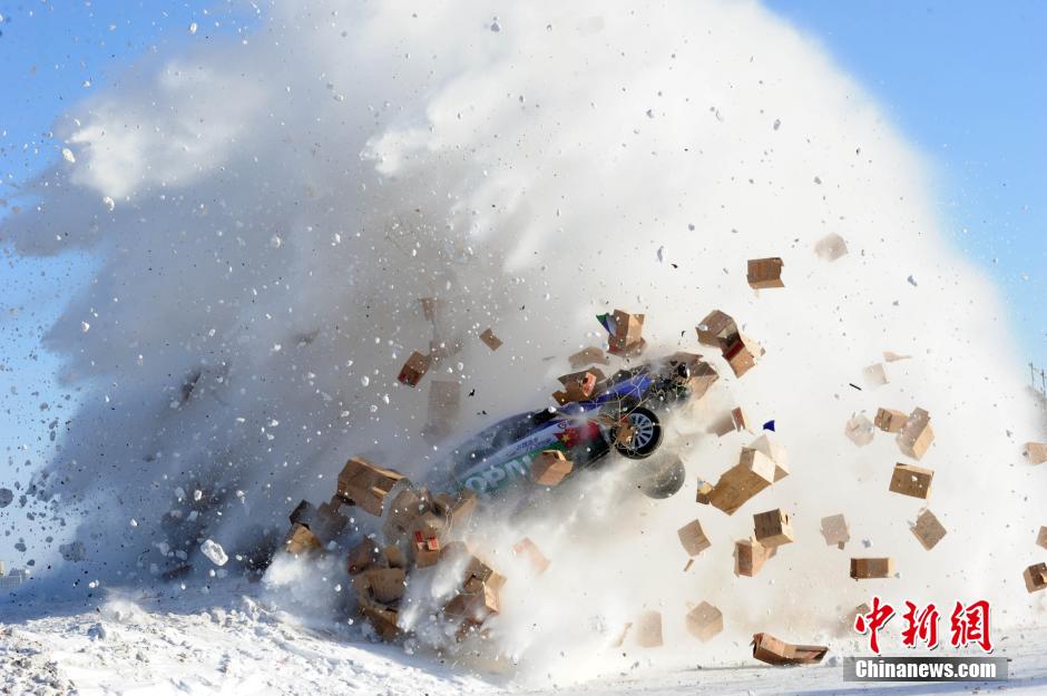 圖為:謝雨均駕駛賽車在黑龍江黑河段飛越冰河。中新社發(fā) 邱齊龍 攝 圖為:謝雨均駕駛賽車在黑龍江黑河段飛越冰河。中新社發(fā) 邱齊龍 攝