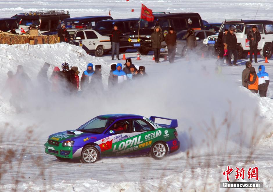 圖為參加“飛越冰河”大型體育極限運(yùn)動(dòng)挑戰(zhàn)賽事的選手在冰封的黑龍江上進(jìn)行冰雪飛車漂移。中新社發(fā) 邱齊龍 圖為參加“飛越冰河”大型體育極限運(yùn)動(dòng)挑戰(zhàn)賽事的選手在冰封的黑龍江上進(jìn)行冰雪飛車漂移。中新社發(fā) 邱齊龍