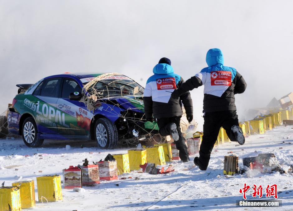 謝雨均駕駛賽車在黑龍江黑河段飛越冰河。中新社發(fā) 邱齊龍 攝 謝雨均駕駛賽車在黑龍江黑河段飛越冰河。中新社發(fā) 邱齊龍 攝