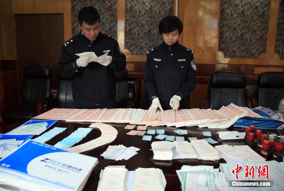 圖為查獲大量假火車票和制販工具(資料圖片)。 圖為查獲大量假火車票和制販工具(資料圖片)。