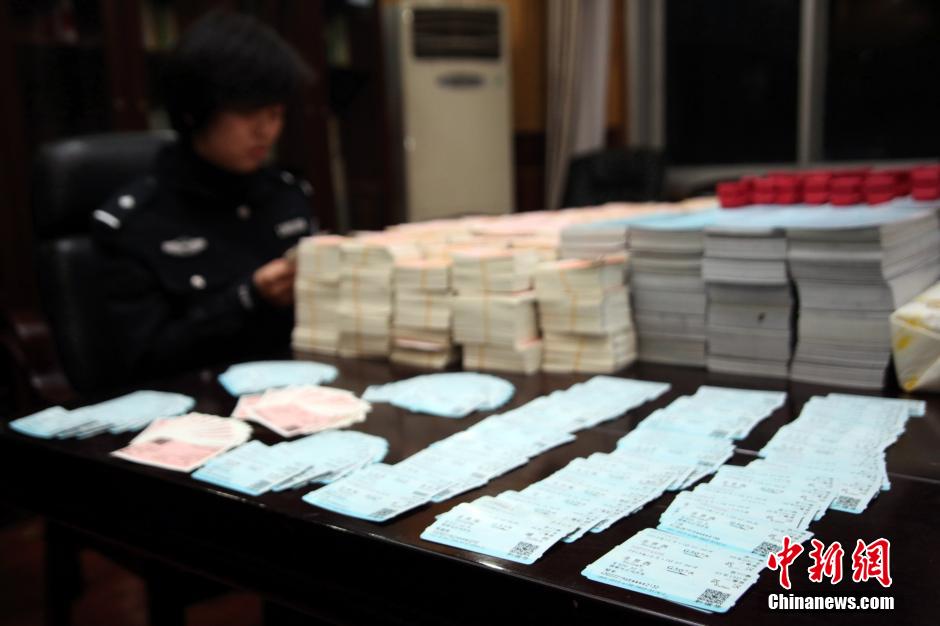 圖為查獲大量假火車票和制販工具(資料圖片)。 圖為查獲大量假火車票和制販工具(資料圖片)。