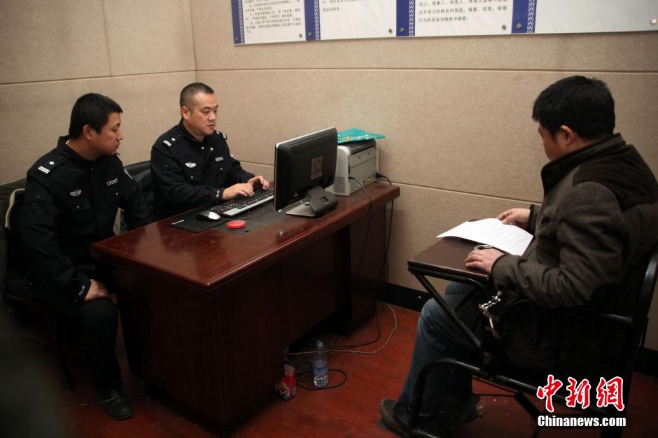 圖為突審犯罪嫌疑人(資料圖片)。 圖為突審犯罪嫌疑人(資料圖片)。