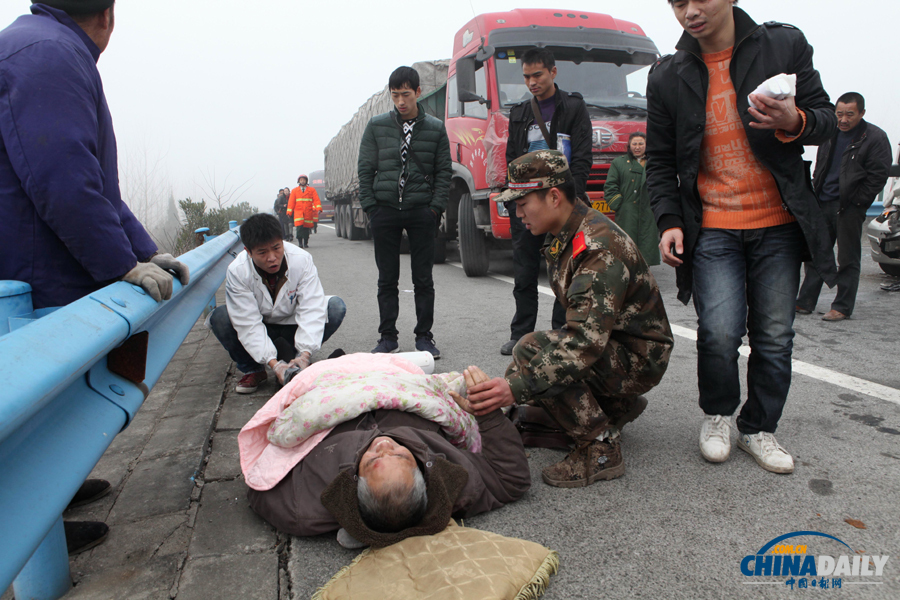 一名受傷群眾被救出。惠斌 攝 一名受傷群眾被救出。惠斌 攝