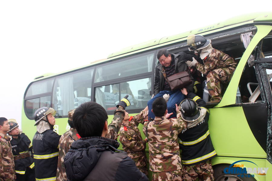 消防人員現(xiàn)場施救。惠斌 攝 消防人員現(xiàn)場施救。惠斌 攝