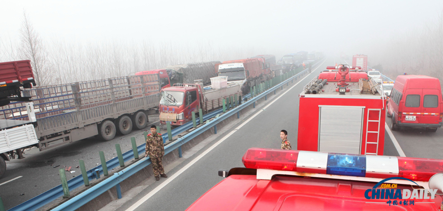 消防人員抵達事故現(xiàn)場。惠斌 攝 消防人員抵達事故現(xiàn)場。惠斌 攝