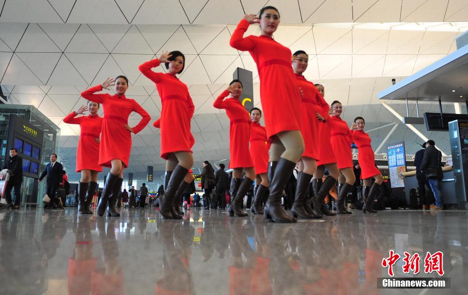 1月23日,機場工作人員在跳“快閃”舞蹈。 1月23日,機場工作人員在跳“快閃”舞蹈。