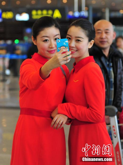 1月23日,機場工作人員在跳“快閃”舞蹈。 1月23日,機場工作人員在跳“快閃”舞蹈。