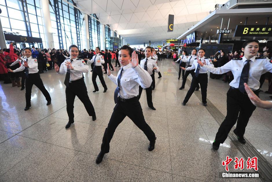 1月23日,機場工作人員在跳“快閃”舞蹈。 1月23日,機場工作人員在跳“快閃”舞蹈。