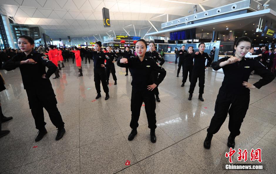 1月23日,機場工作人員在跳“快閃”舞蹈。 1月23日,機場工作人員在跳“快閃”舞蹈。