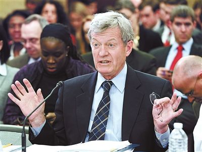 2012年2月1日,鮑卡斯在國會(huì)會(huì)議上發(fā)言供圖/IC 2012年2月1日,鮑卡斯在國會(huì)會(huì)議上發(fā)言供圖/IC