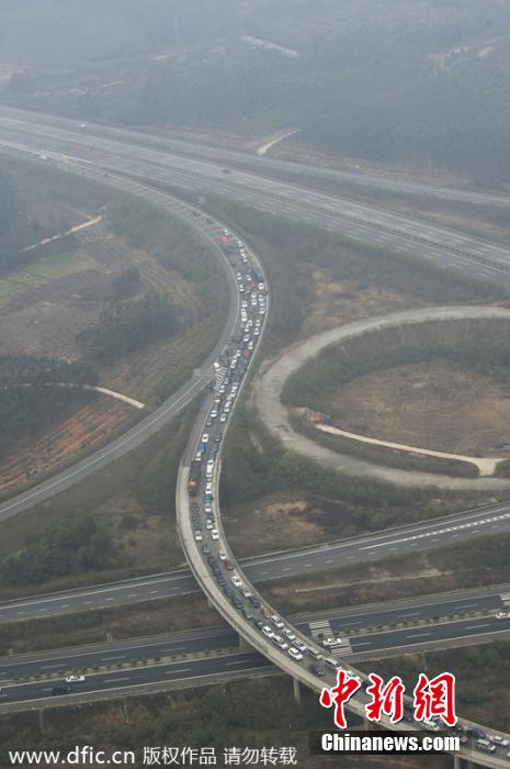 航拍春運路況 廣河長深高速交界車隊綿延幾公里 航拍春運路況 廣河長深高速交界車隊綿延幾公里