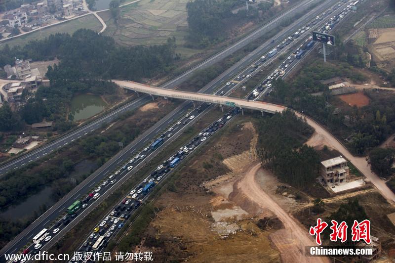 航拍春運路況 廣河長深高速交界車隊綿延幾公里 航拍春運路況 廣河長深高速交界車隊綿延幾公里