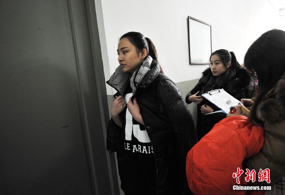 中央戲劇學院開考 帥哥靚女冒雪趕考 中央戲劇學院開考 帥哥靚女冒雪趕考
