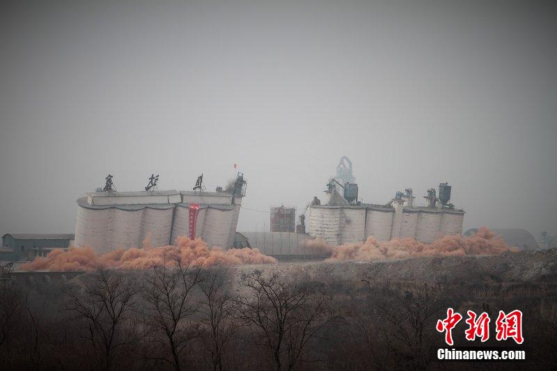2014年2月17日,石家莊市再次啟動壓減水泥過剩產(chǎn)能、治理大氣污染水泥企業(yè)集中爆破拆除行動。 2014年2月17日,石家莊市再次啟動壓減水泥過剩產(chǎn)能、治理大氣污染水泥企業(yè)集中爆破拆除行動。