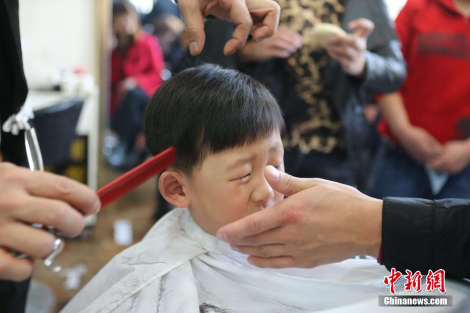 二月二龍?zhí)ь^ 娃娃“剃龍頭”萌態(tài)百出 二月二龍?zhí)ь^ 娃娃“剃龍頭”萌態(tài)百出