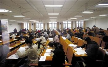 招考報考人數雙降 招考報考人數雙降