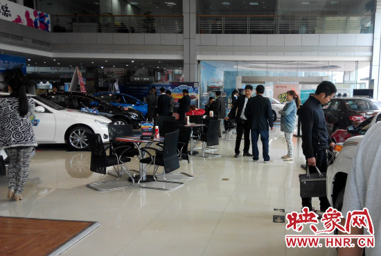 一大早來到4S店選車的顧客絡繹不絕。 一大早來到4S店選車的顧客絡繹不絕。