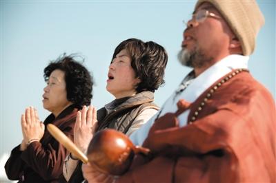 23日,一名僧侶引領(lǐng)人們?yōu)樗勒咂矶\。 23日,一名僧侶引領(lǐng)人們?yōu)樗勒咂矶\。