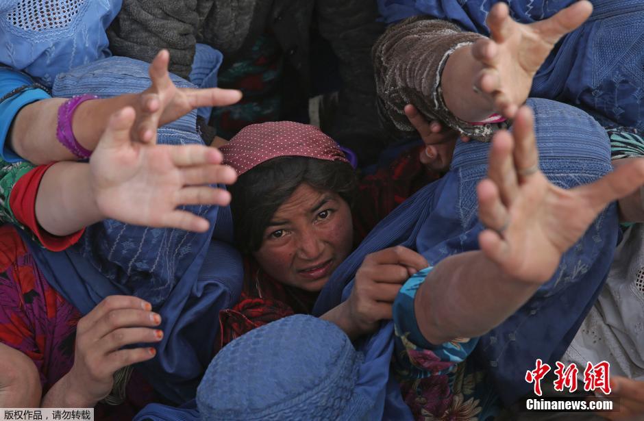 阿富汗山體滑坡災民哄搶救災物資 阿富汗山體滑坡災民哄搶救災物資