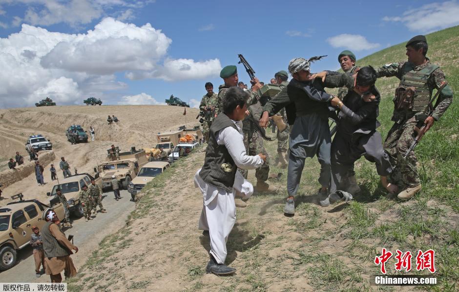 阿富汗山體滑坡災民哄搶救災物資 阿富汗山體滑坡災民哄搶救災物資