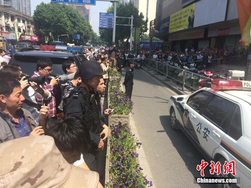 南京新街口一銀行發(fā)生劫持事件 劫持者已被抓獲 南京新街口一銀行發(fā)生劫持事件 劫持者已被抓獲