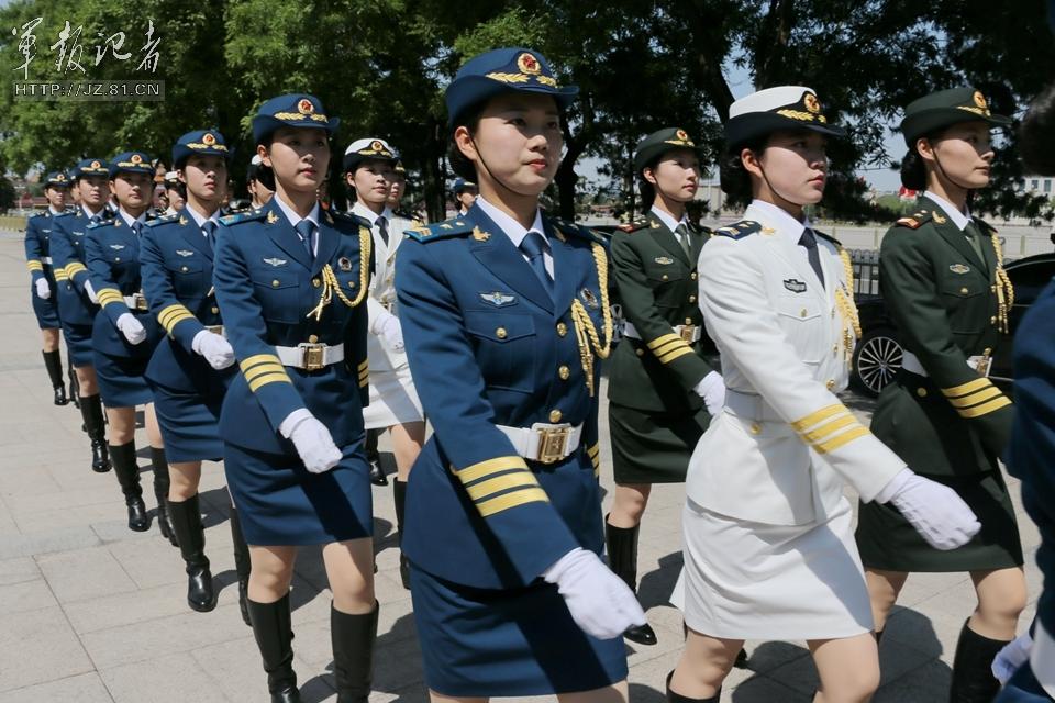 解放軍首批女儀仗兵亮相，90%以上擁有大專以上學(xué)歷，平均身高1.72米。圖為女兵儀仗隊。