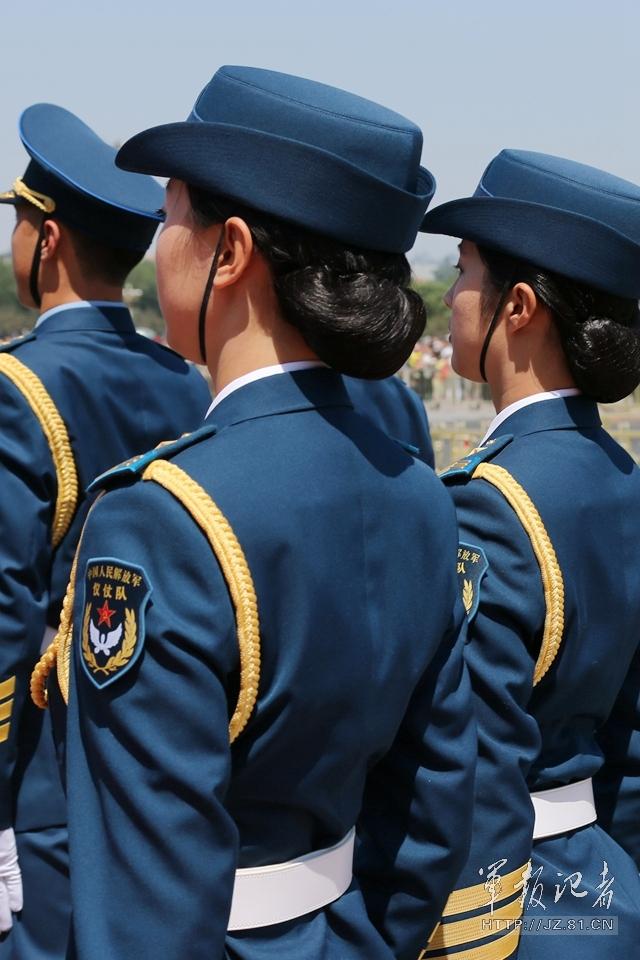 解放軍首批女儀仗兵亮相，90%以上擁有大專以上學(xué)歷，平均身高1.72米。圖為女兵儀仗隊。