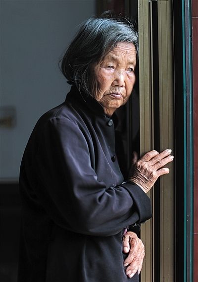 為了能“睡棺木”土葬,潘秀英四次喝農藥自殺,后被搶救過來。 為了能“睡棺木”土葬,潘秀英四次喝農藥自殺,后被搶救過來。