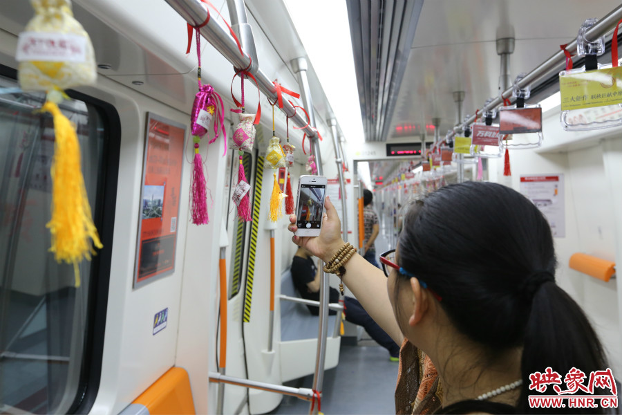 濃濃端午節(jié)氛圍的龍舟模型。 濃濃端午節(jié)氛圍的龍舟模型。