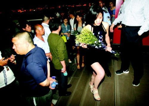 血案發生幾天來,很多招遠市民自發送來鮮花,悼念逝者。本報記者趙金陽見習記者呂奇攝 血案發生幾天來,很多招遠市民自發送來鮮花,悼念逝者。本報記者趙金陽見習記者呂奇攝