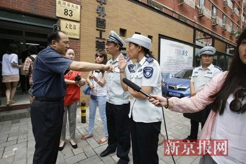 市環保局和東城區環保局聯合出動，再次檢查國家文物局食堂環境污染問題，在門口受阻。新京報記者 高瑋 攝