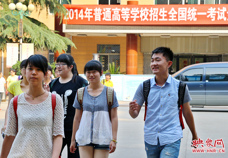 最后一門考試結束后,考生們一臉輕松的走出考場 最后一門考試結束后,考生們一臉輕松的走出考場