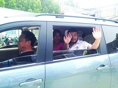 孫正龍和妻子、家人,揮手和醫護人員告別。張凌飛 孫正龍和妻子、家人,揮手和醫護人員告別。張凌飛