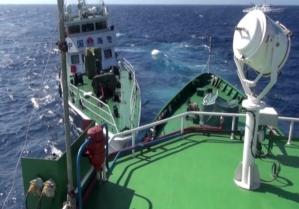 越南拍攝的中國(guó)海空力量護(hù)衛(wèi)981鉆井平臺(tái)。 越南拍攝的中國(guó)海空力量護(hù)衛(wèi)981鉆井平臺(tái)。