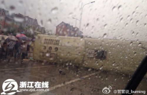 大巴側翻 大巴側翻