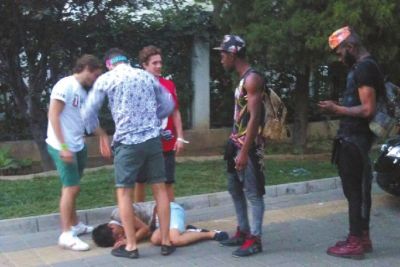 外籍男子路邊發現醉漢將其圍住。 外籍男子路邊發現醉漢將其圍住。