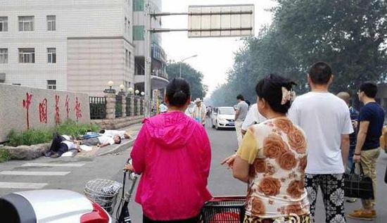 陳建國看來,那7個鄉(xiāng)親會選擇喝農(nóng)藥,他并不意外。 陳建國看來,那7個鄉(xiāng)親會選擇喝農(nóng)藥,他并不意外。