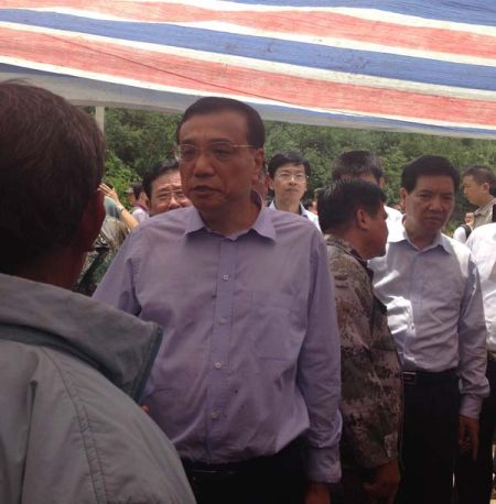 走進帳篷,總理就握住蔡官耀的雙手說:“不行,這個帳篷太簡易了”。說完這句,叮囑蔡官耀,“不能回家住” 走進帳篷,總理就握住蔡官耀的雙手說:“不行,這個帳篷太簡易了”。說完這句,叮囑蔡官耀,“不能回家住”