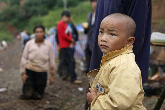 帳篷有限，尚有不少村民沒有地方躲雨。澎湃新聞 程藝輝 圖
