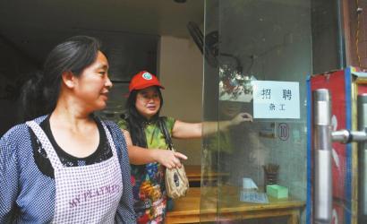 8月14日,市民志愿者體驗城管執法招呼商家不要亂張貼。 8月14日,市民志愿者體驗城管執法招呼商家不要亂張貼。