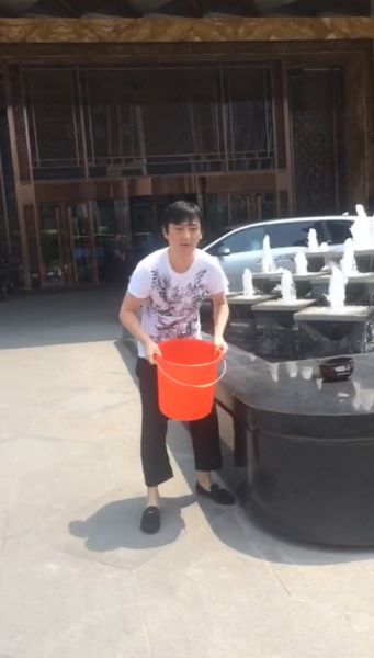 王思聰在進行冰桶挑戰。