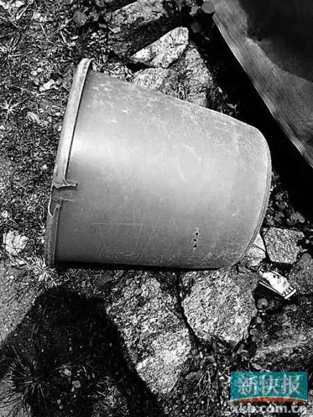 　　事發現場發現的彈孔。